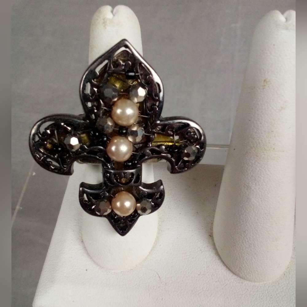 Statement ring with stretchy band
